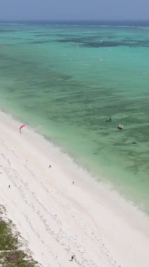 Tanzanya 'nın Zanzibar kıyısındaki okyanusun dikey videosu