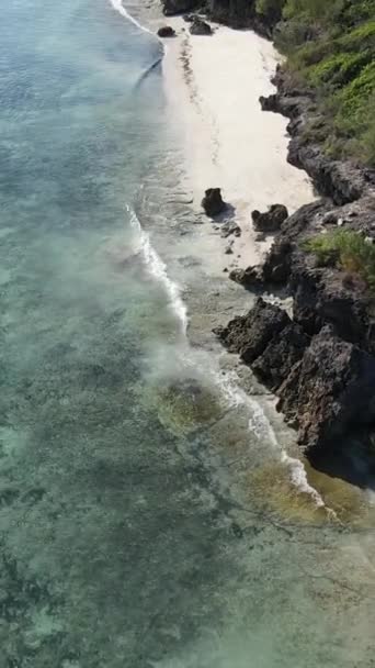 Vertikální video prázdná pláž na ostrově Zanzibar, Tanzanie — Stock video