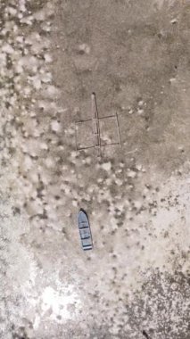 Tanzanya 'nın Zanzibar kıyısındaki okyanusta alçak gelgitin dikey videosu