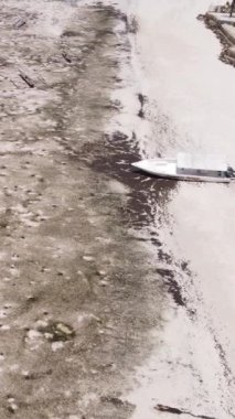 Tanzanya 'nın Zanzibar kıyısındaki okyanusta alçak gelgitin dikey videosu