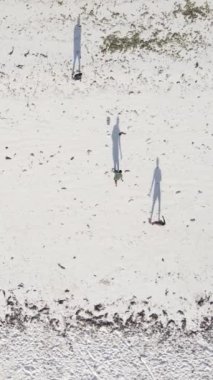 Dikey videocular Zanzibar, Tanzanya sahilinde futbol oynuyorlar