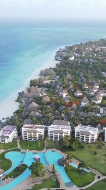 Tanzanya 'nın Zanzibar kıyısındaki okyanusta dikey video tekneleri