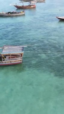 Tanzanya 'nın Zanzibar kıyısındaki okyanusta dikey video tekneleri