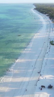 Tanzanya 'nın Zanzibar kıyısındaki okyanusta dikey video tekneleri