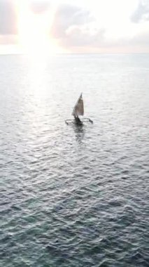 Tanzanya 'nın Zanzibar kıyısındaki okyanusta dikey video tekneleri