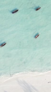 Tanzanya 'nın Zanzibar kıyısındaki okyanusta dikey video tekneleri