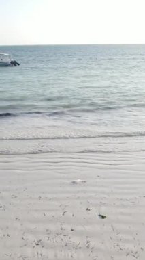 Tanzanya 'nın Zanzibar kıyısındaki okyanusta dikey video tekneleri