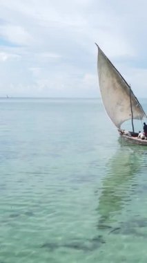 Tanzanya 'nın Zanzibar kıyısındaki okyanusta dikey video tekneleri