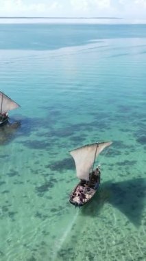 Tanzanya 'nın Zanzibar kıyısındaki okyanusta dikey video tekneleri