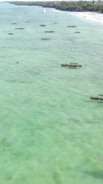 Tanzanya 'nın Zanzibar kıyısındaki okyanusta dikey video tekneleri