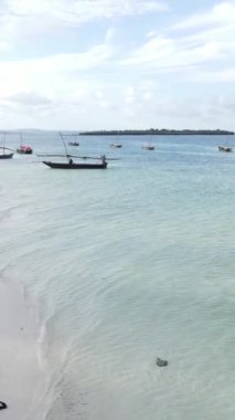 Tanzanya 'nın Zanzibar kıyısındaki okyanusta dikey video tekneleri