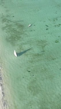 Tanzanya 'nın Zanzibar kıyısındaki okyanusta dikey video tekneleri
