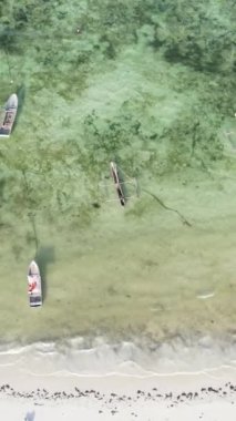 Tanzanya 'nın Zanzibar kıyısındaki okyanusta dikey video tekneleri