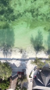 Tanzanya 'nın Zanzibar kıyısındaki okyanusta dikey video tekneleri