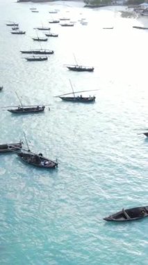 Tanzanya 'nın Zanzibar kıyısındaki okyanusta dikey video tekneleri
