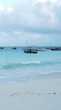 Tanzanya 'nın Zanzibar kıyısındaki okyanusta dikey video tekneleri