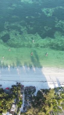Tanzanya 'nın Zanzibar kıyısındaki okyanusta dikey video tekneleri