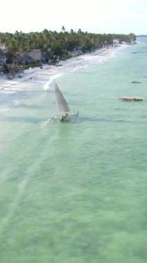 Tanzanya 'nın Zanzibar kıyısındaki okyanusta dikey video tekneleri