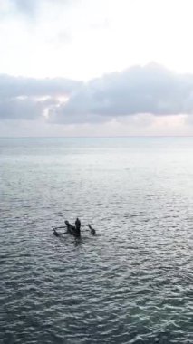 Tanzanya 'nın Zanzibar kıyısındaki okyanusta dikey video tekneleri