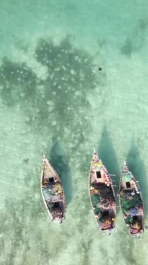 Tanzanya 'nın Zanzibar kıyısındaki okyanusta dikey video tekneleri