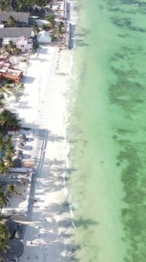 Tanzanya 'nın Zanzibar kıyısındaki okyanusta dikey video tekneleri