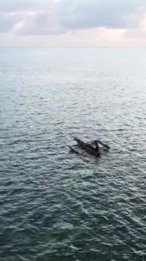 Tanzanya 'nın Zanzibar kıyısındaki okyanusta dikey video tekneleri
