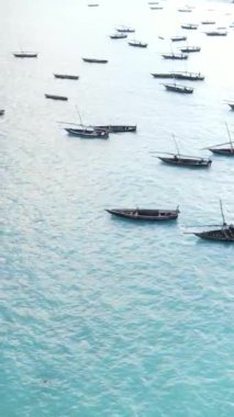 Tanzanya 'nın Zanzibar kıyısındaki okyanusta dikey video tekneleri