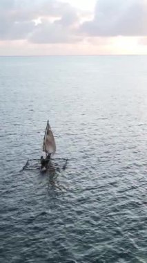 Tanzanya 'nın Zanzibar kıyısındaki okyanusta dikey video tekneleri