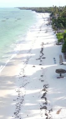 Tanzanya 'nın Zanzibar kıyısındaki okyanusta dikey video tekneleri