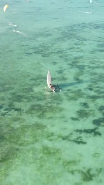 Tanzanya 'nın Zanzibar kıyısındaki okyanusta dikey video tekneleri