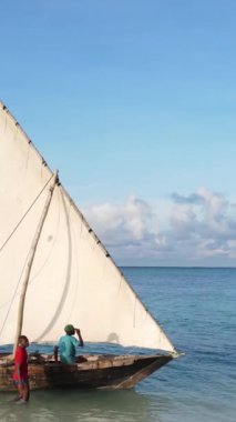 Tanzanya 'nın Zanzibar kıyısındaki okyanusta dikey video tekneleri