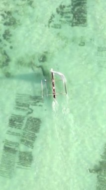 Tanzanya 'nın Zanzibar kıyısındaki okyanusta dikey video tekneleri