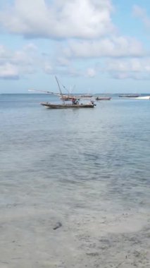 Tanzanya 'nın Zanzibar kıyısındaki okyanusta dikey video tekneleri