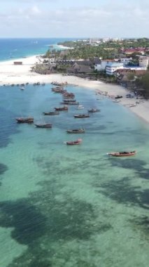 Tanzanya 'nın Zanzibar kıyısındaki okyanusta dikey video tekneleri