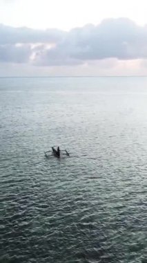 Tanzanya 'nın Zanzibar kıyısındaki okyanusta dikey video tekneleri