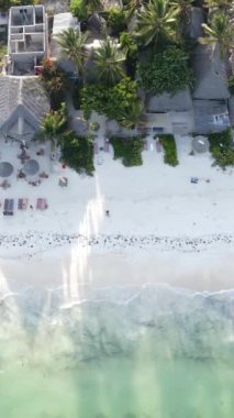 Tanzanya 'nın Zanzibar kıyısındaki okyanusta dikey video tekneleri