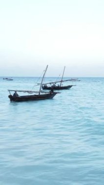 Tanzanya 'nın Zanzibar kıyısındaki okyanusta dikey video tekneleri