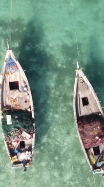 Tanzanya 'nın Zanzibar kıyısındaki okyanusta dikey video tekneleri