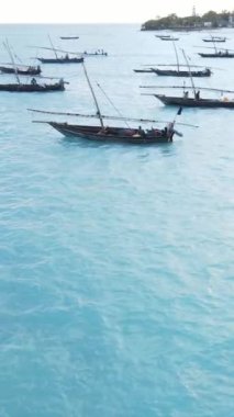 Tanzanya 'nın Zanzibar kıyısındaki okyanusta dikey video tekneleri