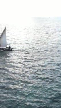Tanzanya 'nın Zanzibar kıyısındaki okyanusta dikey video tekneleri