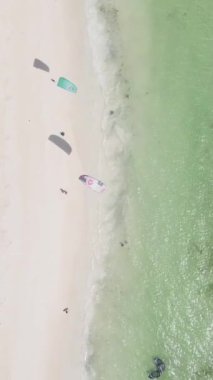 Tanzanya 'nın Zanzibar kıyısındaki okyanusta dikey video tekneleri