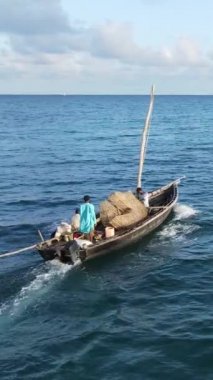 Tanzanya 'nın Zanzibar kıyısındaki okyanusta dikey video tekneleri