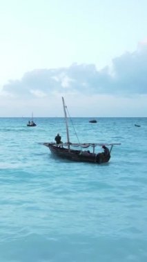 Tanzanya 'nın Zanzibar kıyısındaki okyanusta dikey video tekneleri