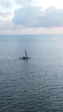 Tanzanya 'nın Zanzibar kıyısındaki okyanusta dikey video tekneleri