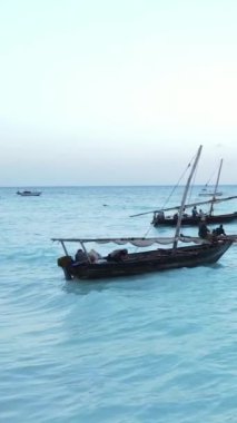 Tanzanya 'nın Zanzibar kıyısındaki okyanusta dikey video tekneleri