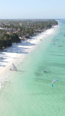 Tanzanya 'nın Zanzibar kıyısındaki okyanusta dikey video tekneleri