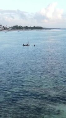 Tanzanya 'nın Zanzibar kıyısındaki okyanusta dikey video tekneleri