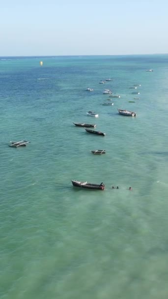 Video barcos verticales en el océano cerca de la costa de Zanzíbar, Tanzania — Vídeo de stock