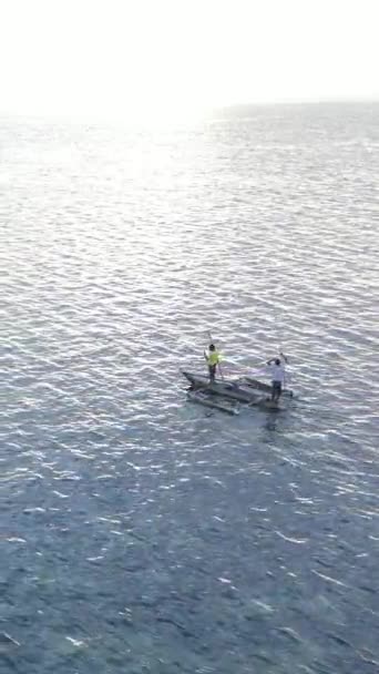 Barcos de vídeo verticais no oceano perto da costa de Zanzibar, na Tanzânia — Vídeo de Stock