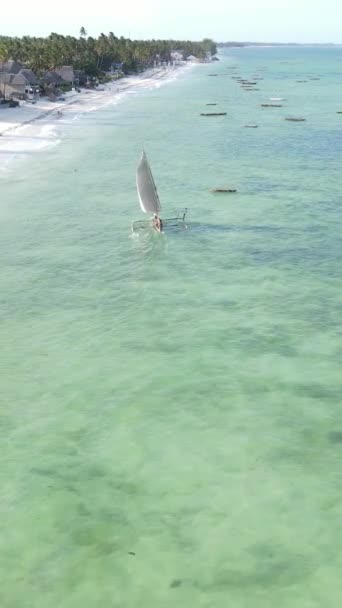 タンザニアのザンジバル海岸近くの海の垂直ビデオボート — ストック動画